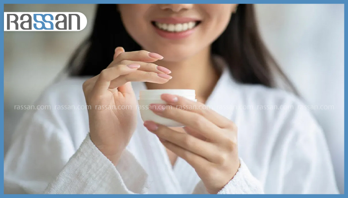 بهترین آنتی اکسیدان برای پوست چیست؟ معرفی آنتی اکسیدان های قوی 2 زنی در حال استفاده از کرم مراقبت از پوست حاوی ترکیبات آنتی اکسیدانی