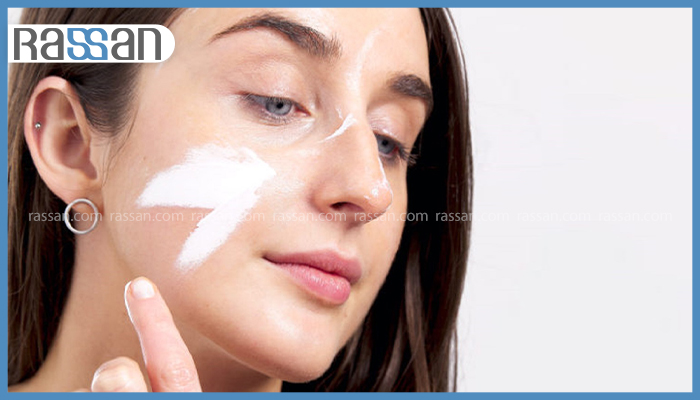 مضرات کرم ضد آفتاب چیست و چه عوارضی دارد؟ 4 زنی که کرم ضد آفتاب نامناسب روی صورت خود مالیده و ممکن است دچار عوارض پوستی شود.