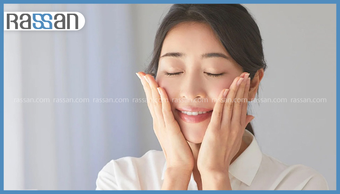 زمان استفاده از کرم آبرسان 4 زن جوانی در حال ماساژ دادن و استفاده از کرم آبرسان روی پوست صورت