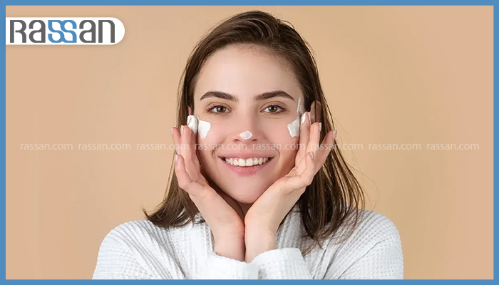 برای پوست چرب آبرسان بهتر است یا مرطوب کننده؟ 3 زنی در حال استفاده از کرم مرطوب کننده روی صورت خود