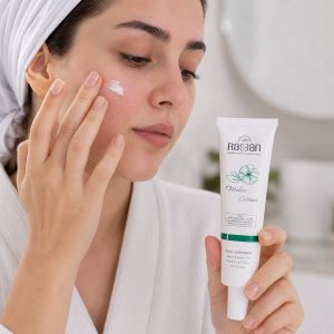 نحوه استفاده از کرم ترمیم کننده پوست راسن روی صورت و تسکین التهاب‌های پس از لیزر