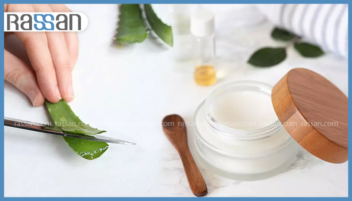 راهنمای خرید کرم مرطوب کننده مناسب برای انواع پوست 3 آمادهسازی کرم مرطوب کننده طبیعی با عصاره آلوئهورا