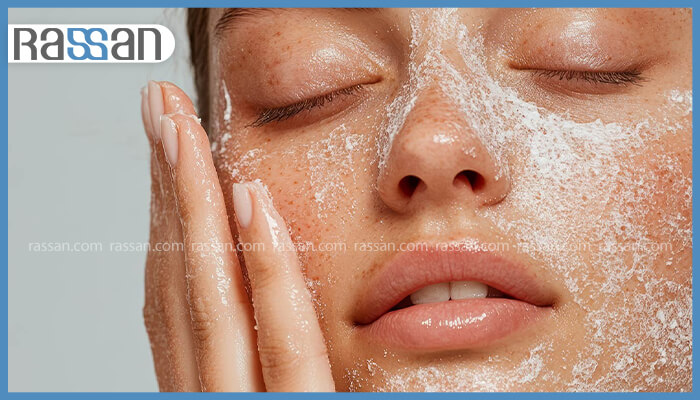 شستشوی صورت در خانه؛ بهترین روش پاکسازی پوست با شوینده خانگی و طبیعی 3 استفاده از اسکراب لایهبردار روی صورت