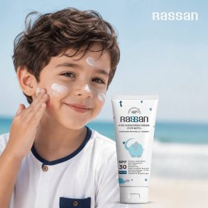 پسربچه در حال استفاده از کرم ضد آفتاب راسن مخصوص کودکان پسر