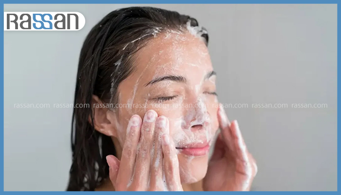 بهترین شوینده صورت برای انواع پوست؛ کدام فیس واش برای پوست شما مناسب است؟ 2 استفاده از فوم یا ژل شستشوی صورت روی پوست
