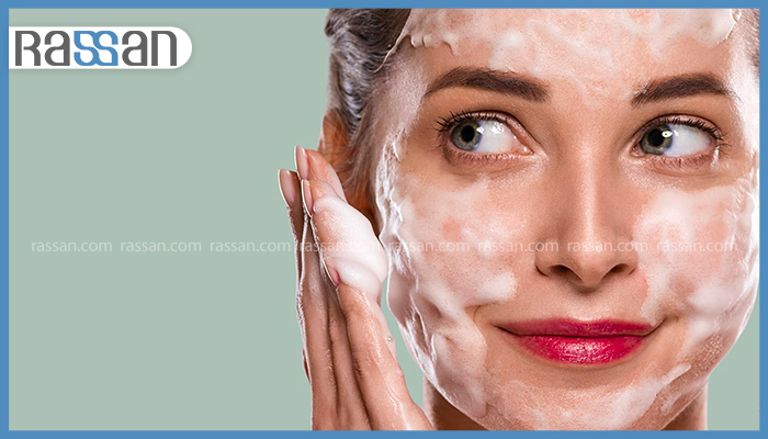 فیس واش ژلی بهتر است یا فیس واش کرمی؟ 2 شستشوی صورت زن با فیس واش کرمی و ایجاد کف ملایم روی پوست