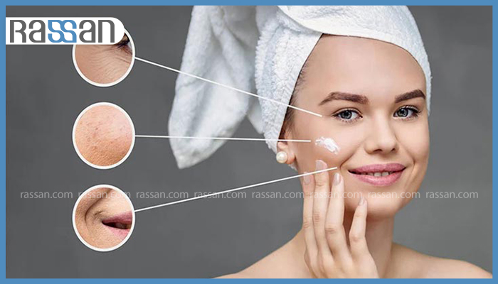 چگونه بهترین آبرسان برای پوست خشک را انتخاب کنیم؟ 7 زن جوان با حوله سر در حال استفاده از کرم آبرسان همراه با نشانگرهای زومشده از چروک دور چشم، خشکی بافت پوست و خط خنده