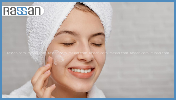 آیا استفاده از کرم آبرسان قبل از آرایش پوست صورت ضروری است؟ 4 ماساژ دادن کرم آبرسان روی پوست صورت برای آمادهسازی آرایش
