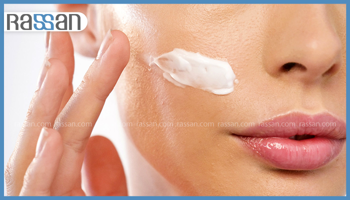 علت برق افتادن پوست چرب بعد استفاده از آبرسان چیست؟ 3 مقایسه پوست چرب و عرقکرده در حال پاک شدن با دستمال در مقابل پوست شاداب، مات و آبرسانیشده