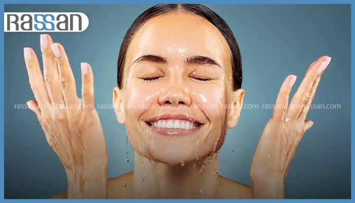 شستن پوست چرب دو بار در روز کافی است یا خیر؟ 4 دختر جوان در حال پاشیدن آب به صورت برای آبکشی و تمیز کردن پوست چرب و براق خود