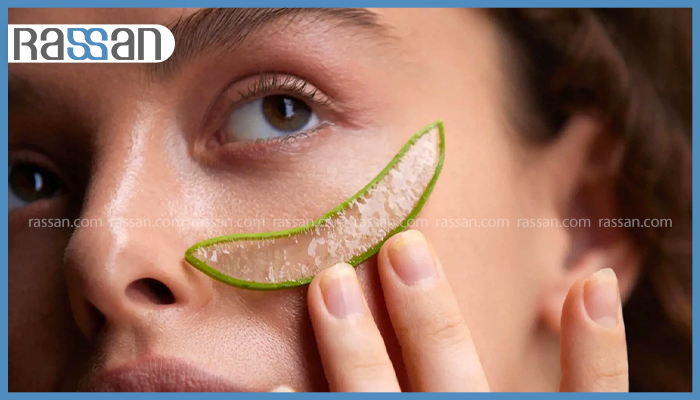 بهترین روشهای کاهش پف صبحگاهی و سیاهی دور چشم 4 نمای نزدیک از نحوه زدن نقطهای کرم دور چشم با انگشت حلقه روی استخوان گونه و زیر چشم