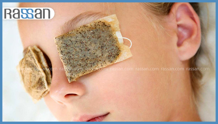 بهترین روشهای کاهش پف صبحگاهی و سیاهی دور چشم 3 زن جوان با تی بگ نواحی دور چشم برای کاهش پف صبحگاهی جلوی آینه