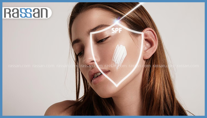 زنی با کرم ضد آفتاب روی گونه که یک سپر محافظتی درخشان با علامت SPF روی صورت او قرار دارد.