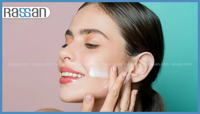 چطور آبرسان مناسب پوست دهیدراته را انتخاب کنیم؟ 4 زنی در حال استفاده از کرم مراقبتی روی صورت